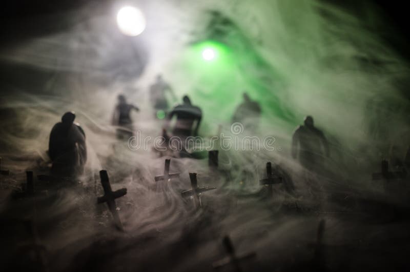 Schattenbild von den Zombies, die über Kirchhof in der Nacht gehen Horror-Halloween-Konzept der Gruppe Zombies nachts lizenzfreies stockfoto Schattenbild von den Zombies, die über Kirchhof in der Nacht gehen Horror-Halloween-Konzept der Gruppe Zombies nachts lizenzfreies stockfoto