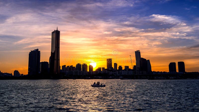 Schattenbild von Stadtbild bei Sonnenuntergang in Seoul, Südkorea stockfotos Schattenbild von Stadtbild bei Sonnenuntergang in Seoul, Südkorea stockfotos