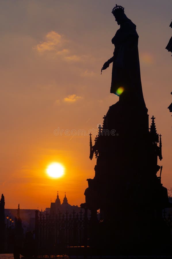 Schattenbild von Statue Charless IV in Prag bei Sonnenuntergang lizenzfreie stockfotografie Schattenbild von Statue Charless IV in Prag bei Sonnenuntergang lizenzfreie stockfotografie