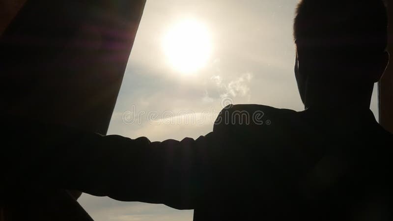 Schattenbild Vorhang-Zeitlupeabschlusses des Mannes des offenen oben Neue Horizonte Von der Dunkelheit in das Licht