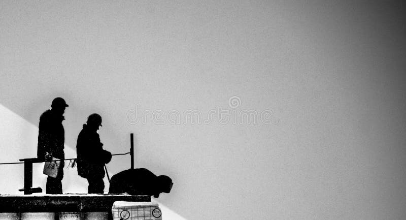 Schattenbilder von drei Erbauern auf einem Schwarzweiss-Hintergrund lizenzfreie stockbilder Schattenbilder von drei Erbauern auf einem Schwarzweiss-Hintergrund lizenzfreie stockbilder