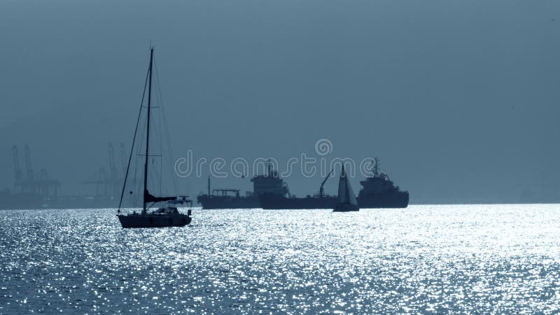 Schattenbilder von unbekannte Segelboote und Frachtschiffe nahe Gibraltar stockfotografie Schattenbilder von unbekannte Segelboote und Frachtschiffe nahe Gibraltar stockfotografie