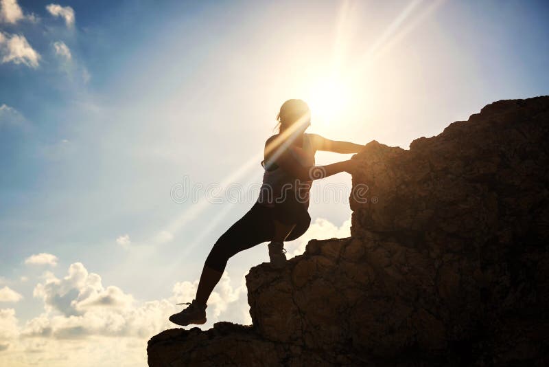 Schattenbildfrau climbi zur Bergkuppe lizenzfreie stockfotos Schattenbildfrau climbi zur Bergkuppe lizenzfreie stockfotos