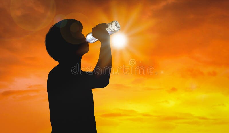 Schattenbildmann ist Trinkwasserflasche auf Hintergrund des hei?en Wetters mit Sommersaison Hitzewellekonzept der hohen Temperatu