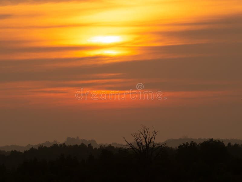 Schattenbildsonnenuntergang-Himmelhintergrund Natürlicher Sonnenuntergangsonnenaufgang der Dämmerung über Waldberg Orange Gelb de lizenzfreies stockbild Schattenbildsonnenuntergang-Himmelhintergrund Natürlicher Sonnenuntergangsonnenaufgang der Dämmerung über Waldberg Orange Gelb de lizenzfreies stockbild