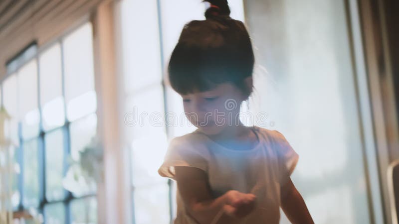 Schattig klein meisje aziancaucasië gemengd raciaal kind dat speelgoedspeeltje speelt in de woonkamer thuis