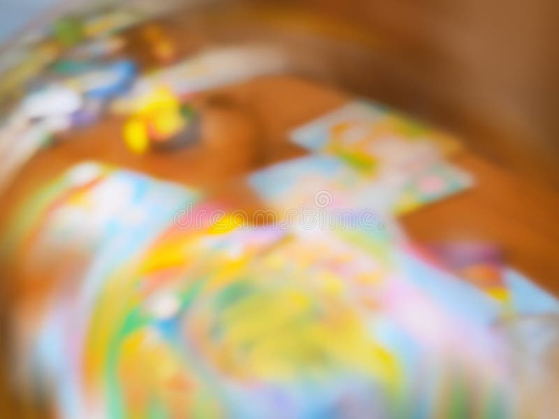 Schattige kleine kinderen die plezier hebben in kunststudio ontocusd oppervlak met bokeh stock illustratie Schattige kleine kinderen die plezier hebben in kunststudio ontocusd oppervlak met bokeh stock illustratie