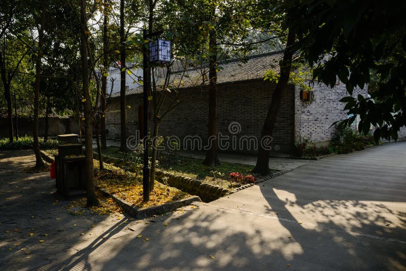Schattige Straße vor traditionellem Fliese-überdachtem Haus im sonnigen winte lizenzfreie stockbilder Schattige Straße vor traditionellem Fliese-überdachtem Haus im sonnigen winte lizenzfreie stockbilder