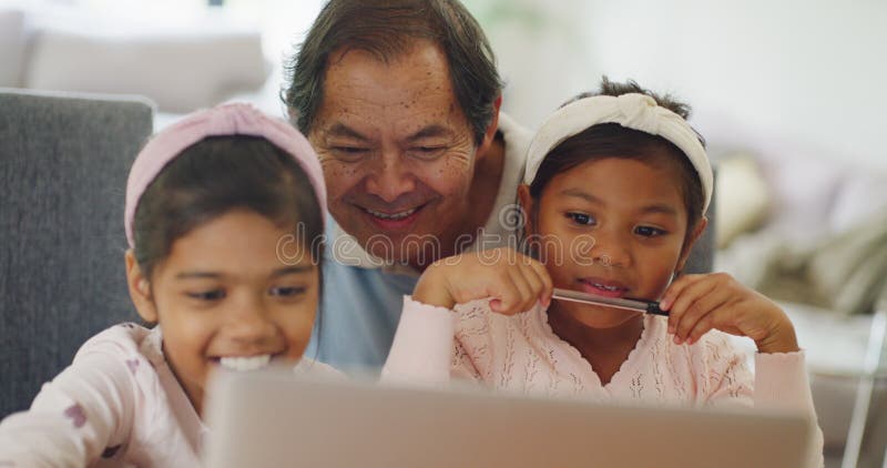 Schattige zusjes die een selfie op een laptop met hun grootvader nemen en thuis plezier hebben. speelgoedmeisjes en senioren