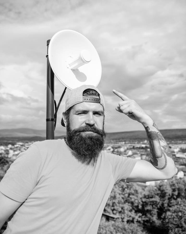 Schauen Sie dort Hippie, der oben Finger zeigt Grober Mann in der zuf?lligen Modeart, die etwas darstellt Mann mit lang lizenzfreies stockbild Schauen Sie dort Hippie, der oben Finger zeigt Grober Mann in der zuf?lligen Modeart, die etwas darstellt Mann mit lang lizenzfreies stockbild