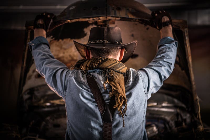 Schauen unter der Haube stockbild. Bild von fahrer, fahrzeug - 120976981 Schauen unter der Haube stockbild. Bild von fahrer, fahrzeug - 120976981