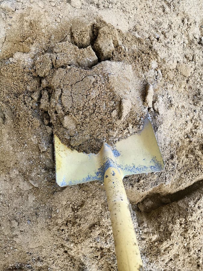 Schaufel gesetzt auf einen Stapel des Steins für Bauarbeit Es wird für das Schaufeln des Sandes verwendet stockbild Schaufel gesetzt auf einen Stapel des Steins für Bauarbeit Es wird für das Schaufeln des Sandes verwendet stockbild