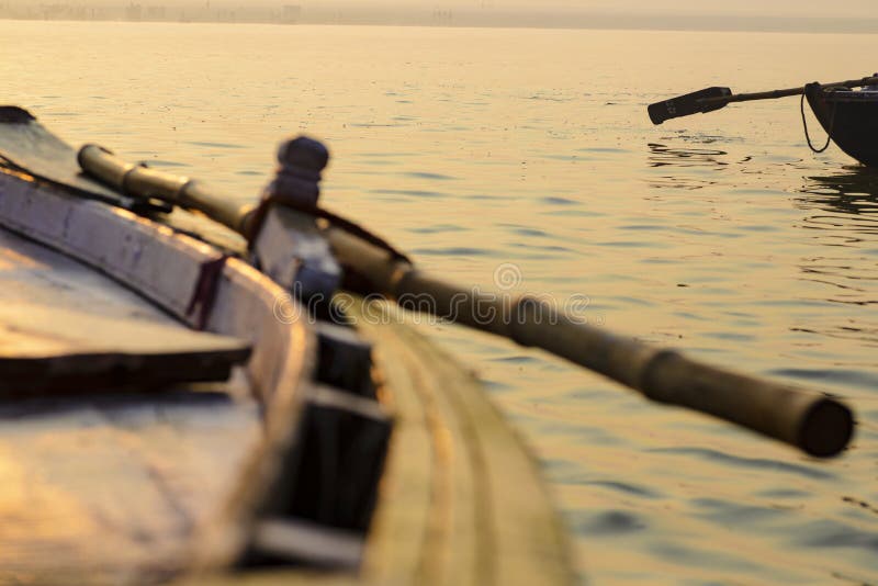 Schaufeln Sie zum Boot auf der Gruppe von Varanasi Indien stockbilder Schaufeln Sie zum Boot auf der Gruppe von Varanasi Indien stockbilder