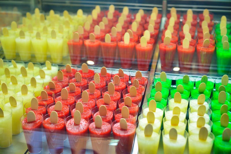 Schaukasten mit einem großen Sortiment der Eiscreme lizenzfreie stockfotografie