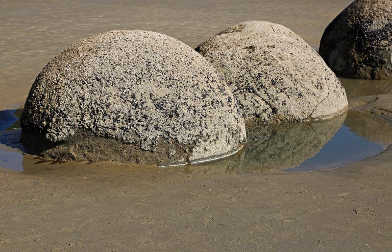 Schaukeln Sie Fluss-Steine im Wasser entlang Küste stockfotos Schaukeln Sie Fluss-Steine im Wasser entlang Küste stockfotos