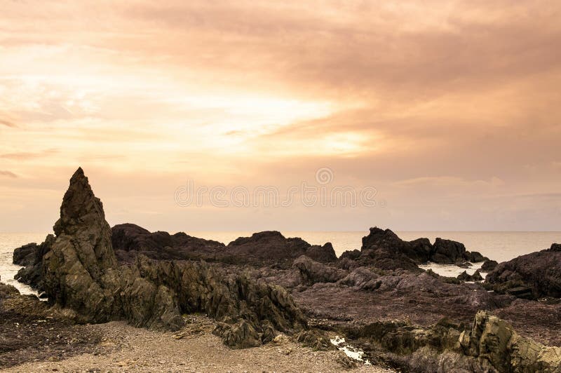 Schaukeln Sie Kap, Felsenstrand, Sonnenuntergang in Oga-shi, Akita, Japan lizenzfreie stockfotos Schaukeln Sie Kap, Felsenstrand, Sonnenuntergang in Oga-shi, Akita, Japan lizenzfreie stockfotos