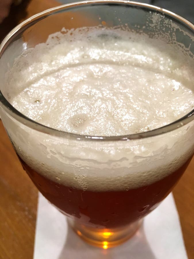 Schaumiges Glas Bier zeichnete unten schauen Verkürzung lizenzfreie stockbilder Schaumiges Glas Bier zeichnete unten schauen Verkürzung lizenzfreie stockbilder