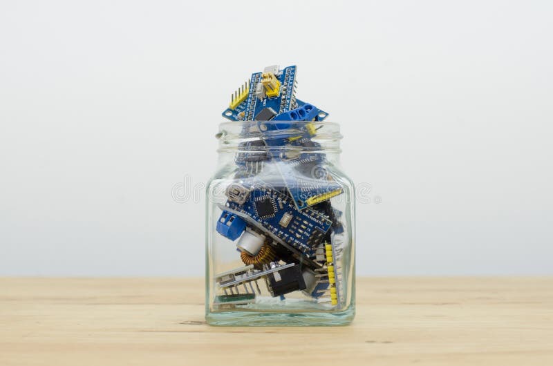 Scheda a circuito multiplo Alimentazione AC Alimentazione Arduino in fondo bianco bottiglia su tavolo di legno fotografie stock Scheda a circuito multiplo Alimentazione AC Alimentazione Arduino in fondo bianco bottiglia su tavolo di legno fotografie stock