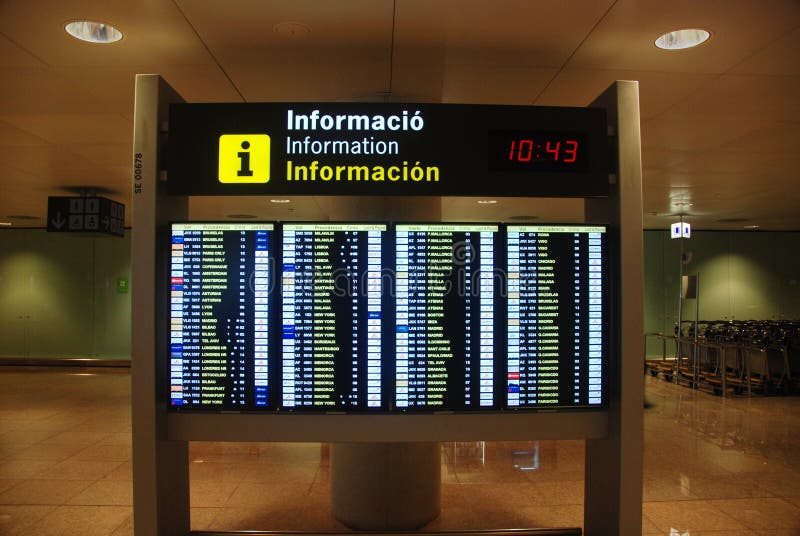 Scheda dell'orario dell'aeroporto fotografia stock libera da diritti Scheda dell'orario dell'aeroporto fotografia stock libera da diritti