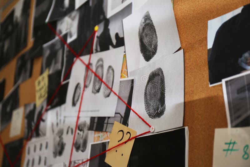 Scheda di detective con gli indizi degli adesivi delle foto della scena del crimine e il primo piano rosso del thread