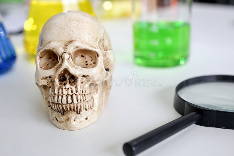 Schedel en spuit medische flesjes, Medisch risico van virusmisbruik en dood Schadelijk substantiemisbruik De verslaving van de dr stock fotografie Schedel en spuit medische flesjes, Medisch risico van virusmisbruik en dood Schadelijk substantiemisbruik De verslaving van de dr stock fotografie