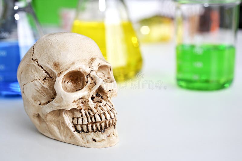 Schedel en spuit medische flesjes, Medisch risico van virusmisbruik en dood Schadelijk substantiemisbruik De verslaving van de dr stock foto Schedel en spuit medische flesjes, Medisch risico van virusmisbruik en dood Schadelijk substantiemisbruik De verslaving van de dr stock foto