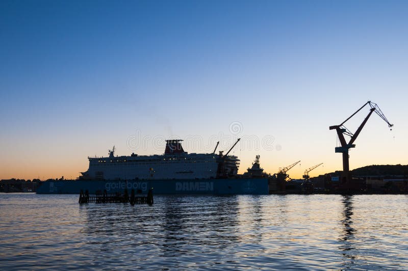 Schemering bij de scheepswerf van Gothenburg royalty-vrije stock afbeelding