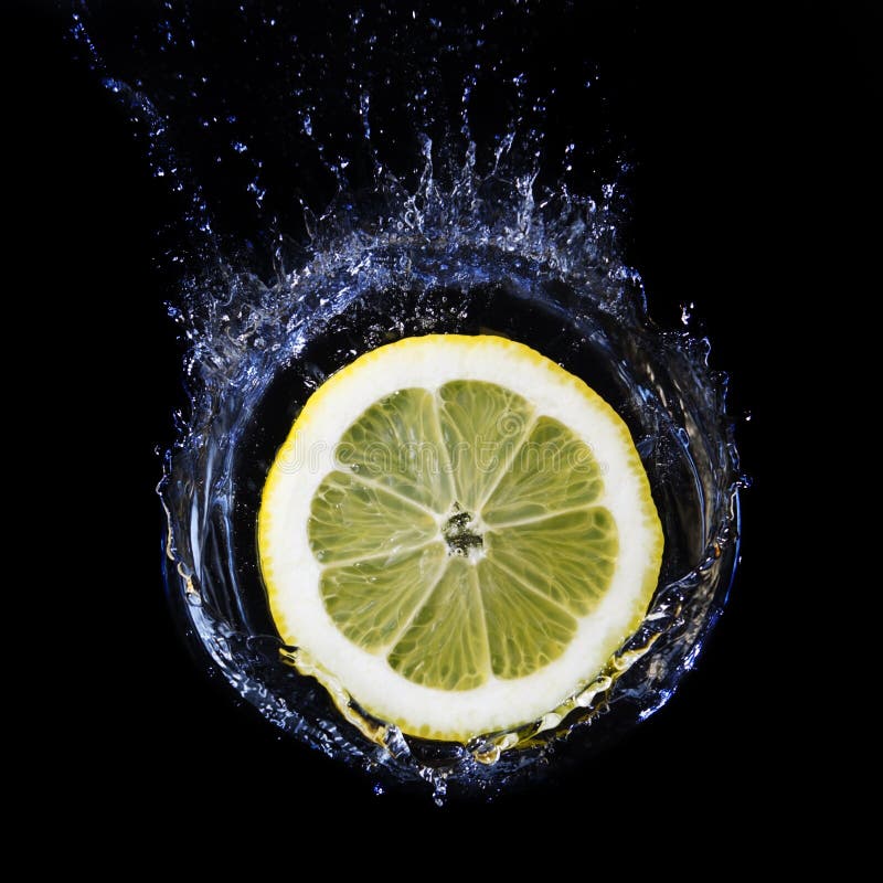 Scheibe der Zitrone fallend in Wasser. stockfotos