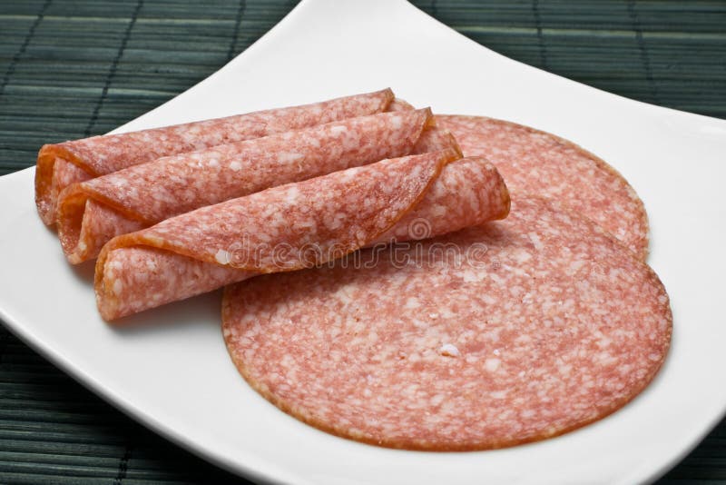 ScheibeSalami stockfoto. Bild von fleisch, studio, wohlschmeckend