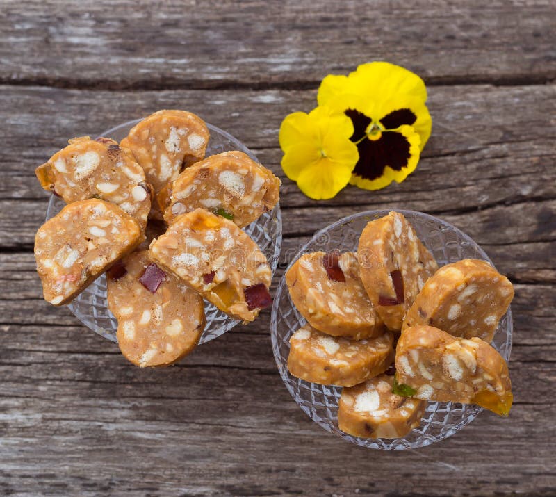 Scheiben von gebackenen Bonbons vom Keksteig mit dem Karamell und N?ssen selbst gemacht stockfotografie Scheiben von gebackenen Bonbons vom Keksteig mit dem Karamell und N?ssen selbst gemacht stockfotografie