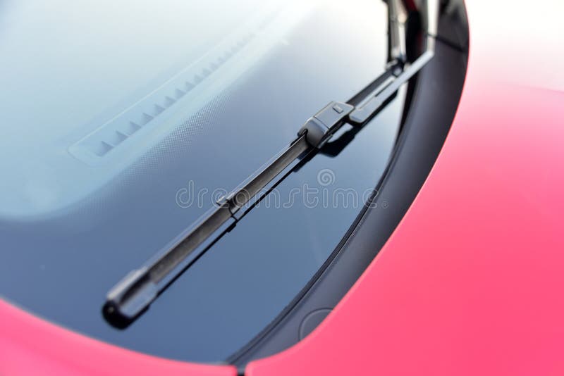 Scheibenwischer an Der Vorderen Windschutzscheibe Eines Personenkraftwagens  Stockbild - Bild von metallisch, luxus: 269768729