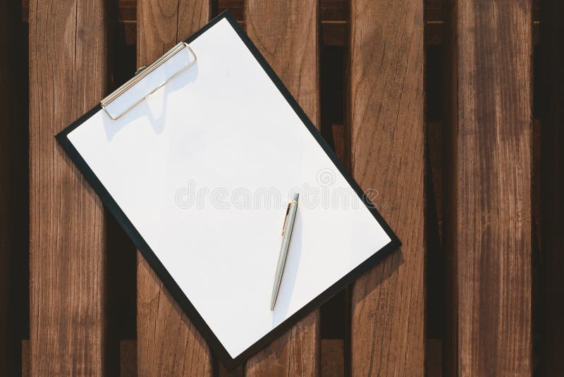 Schein oben von der Tablette für das Papier auf dem Hintergrund der hölzernen Wand lizenzfreies stockbild Schein oben von der Tablette für das Papier auf dem Hintergrund der hölzernen Wand lizenzfreies stockbild