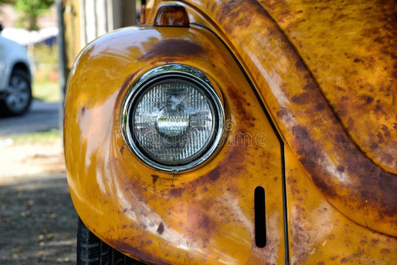 Scheinwerfer des gelben Autos Retro- Autoteilabschluß oben Weinleseauto-Scheinwerferlampe stockfotografie
