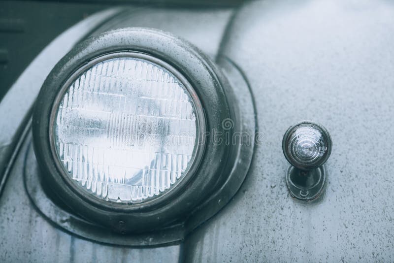 Scheinwerfer eines Retro- Autos. Weinlesemilitär-LKW. stockbilder