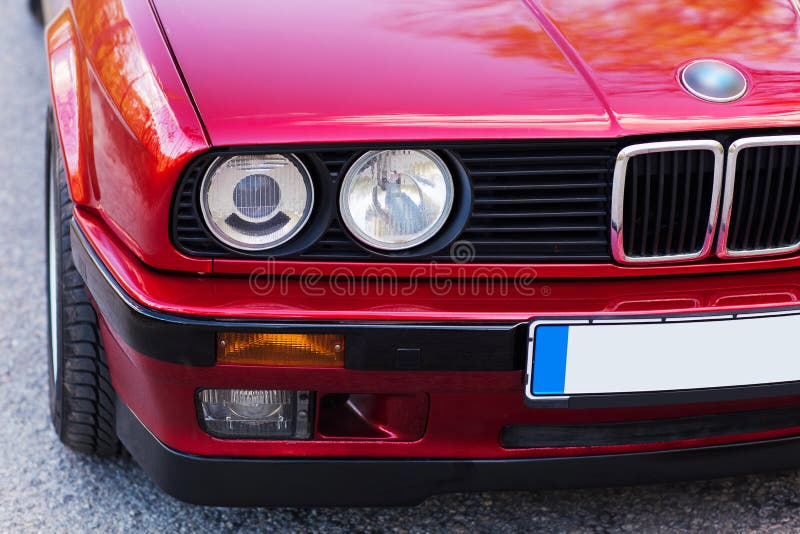 Scheinwerfer eines roten, alten, Retro- Autos, Nahaufnahme stockbilder