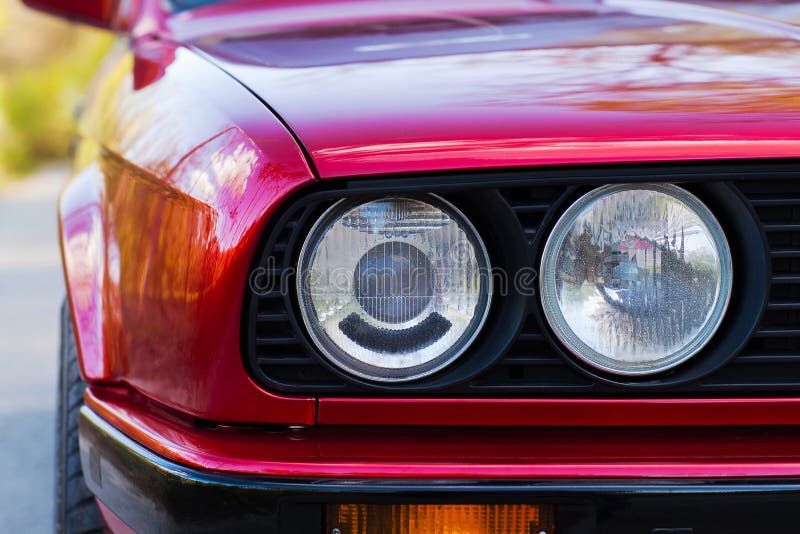 Scheinwerfer eines roten, alten, Retro- Autos, Nahaufnahme lizenzfreie stockfotografie