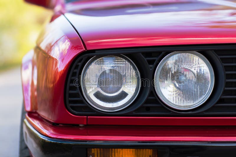 Scheinwerfer eines roten, alten, Retro- Autos, Nahaufnahme lizenzfreies stockbild