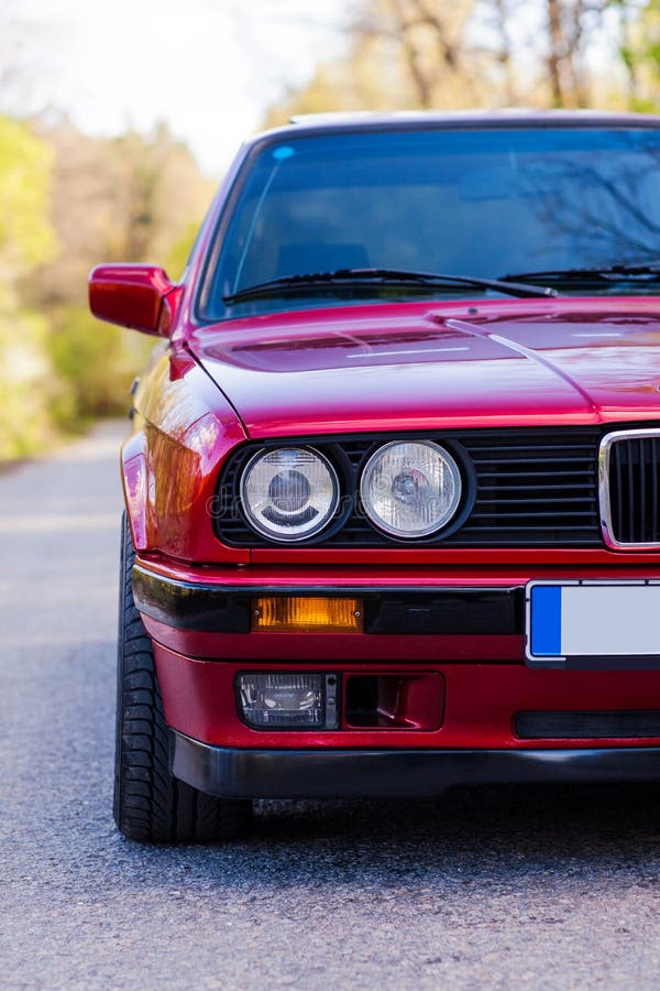 Scheinwerfer eines roten, alten, Retro- Autos, Nahaufnahme stockfotos