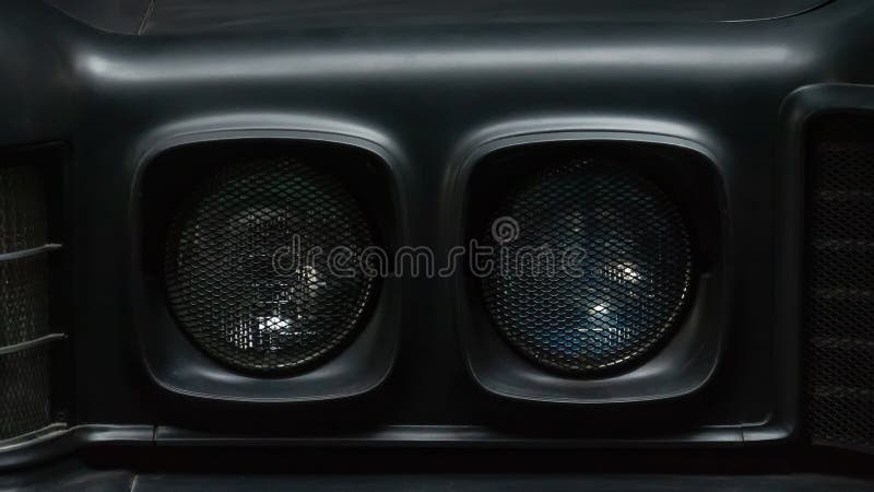 Scheinwerfer eines schwarzen alten Retro- Autos. Nahaufnahme. Einzelheiten stockfotos