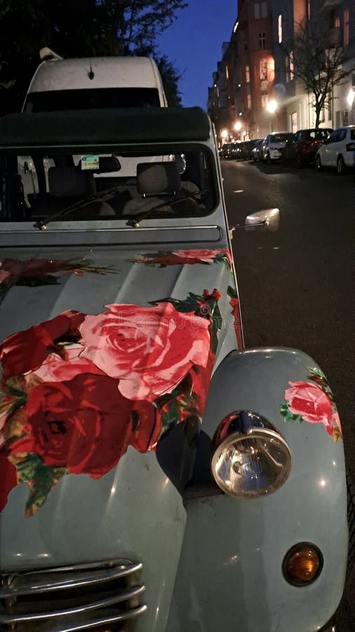 Scheinwerfer Retroauto Straße Nachtlicht rosa blaue Autokolade stockfotos