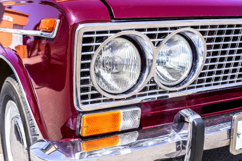 Scheinwerfer und Autogrille der alten sowjetischen Retro lada2103 Fahrzeug lizenzfreies stockbild