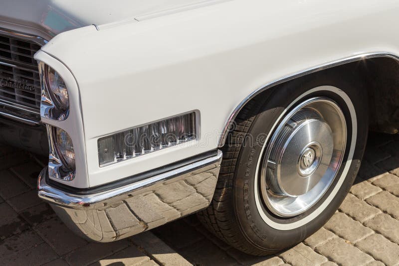 Scheinwerfer und Chrom überzogener Stoßdämpfer einer Weinlese weißes Cadillac Coupe de Ville an der Retro- Autoshow lizenzfreie stockbilder