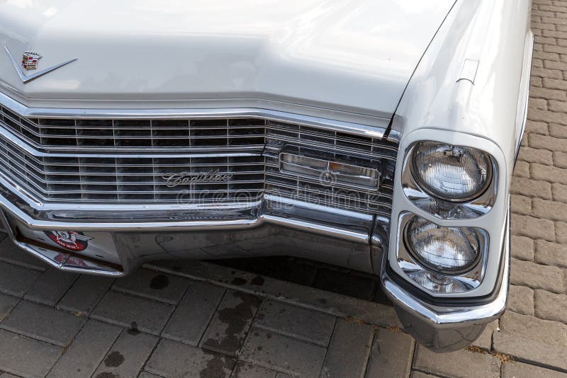Scheinwerfer und Heizkörpergrill einer Weinlese weißes Cadillac Coupe de Ville an der Retro- Autoshow stockfotos