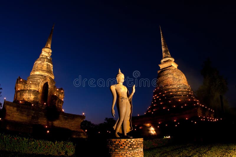 Schemering bij Sukhothai Historisch Park, Thailand royalty-vrije stock foto Schemering bij Sukhothai Historisch Park, Thailand royalty-vrije stock foto