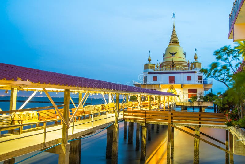 Schemeringscène van het belangrijke oriëntatiepunt van de wat hongtong tempel stock foto's Schemeringscène van het belangrijke oriëntatiepunt van de wat hongtong tempel stock foto's