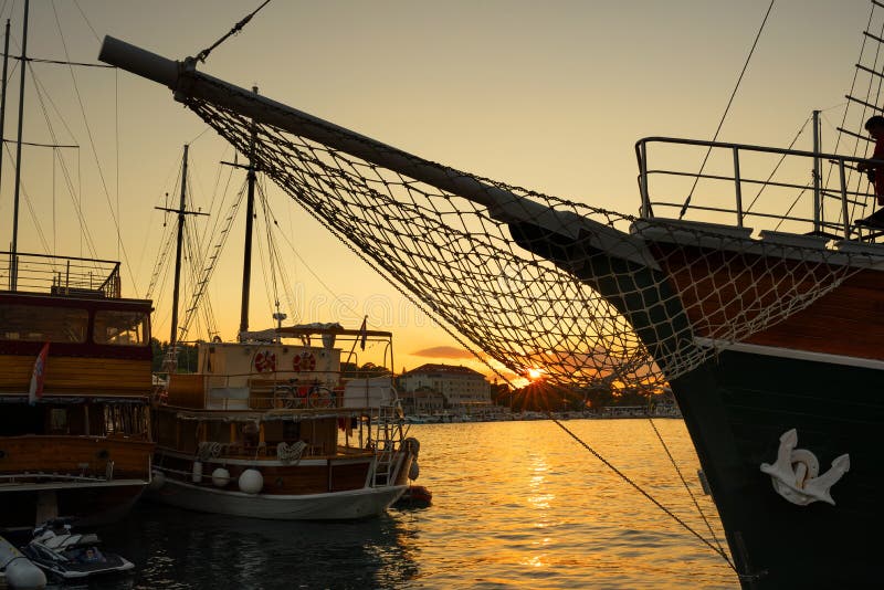 Schepen in de haven van makarska aan de kust van de zonsondergang van de adriatische kust van kroatië .