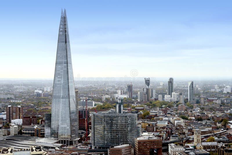 Scherbe, die London-Stadt-Skyline-Tageszeit aufbaut