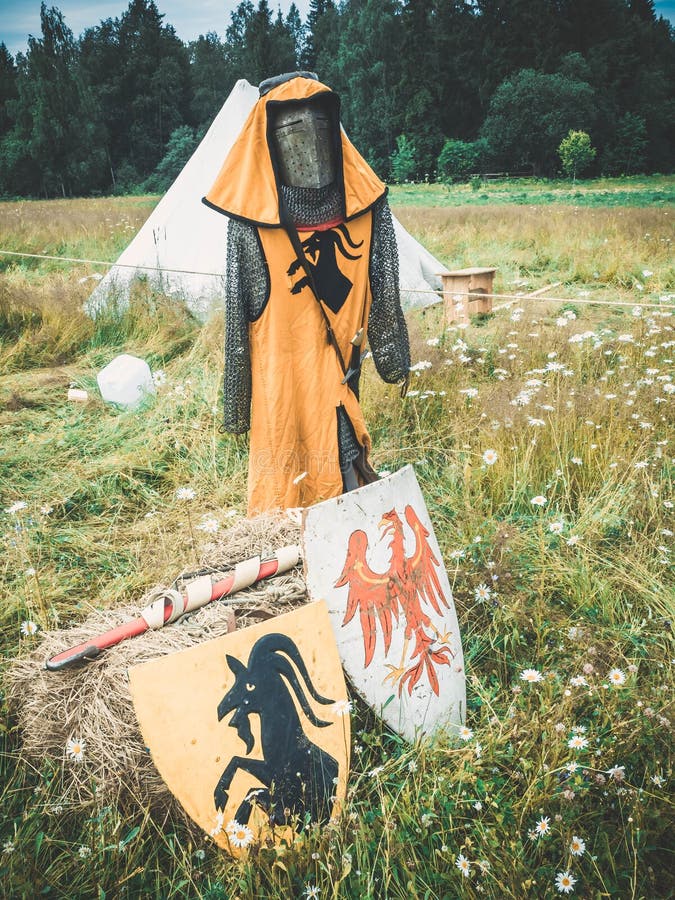Schermi rossi dei cavalieri neri con la stemma della famiglia e lo spaventapasseri di un cavaliere Attributi medievali del cavali fotografia stock Schermi rossi dei cavalieri neri con la stemma della famiglia e lo spaventapasseri di un cavaliere Attributi medievali del cavali fotografia stock