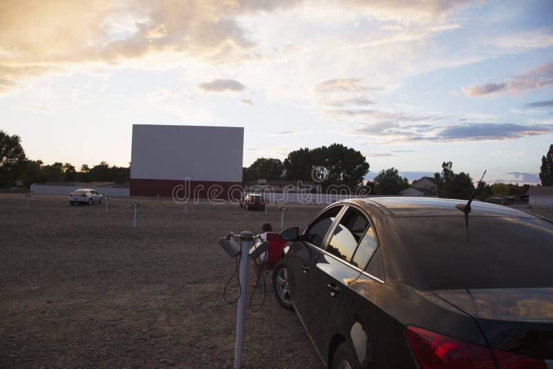 Schermo di film vuoto al tramonto, azionamento della stella nel cinema, Montrose, Colorado, U.S.A.