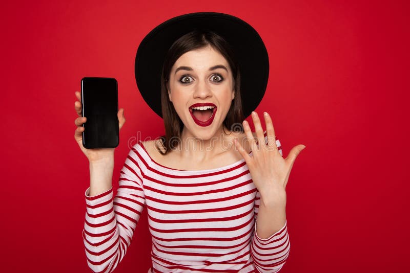 Schermo emozionante di rappresentazione della ragazza del telefono cellulare immagini stock Schermo emozionante di rappresentazione della ragazza del telefono cellulare immagini stock